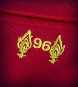 Vzpomínku na oběti Hillsborough dodnes najdete na dresech Liverpoolu FC