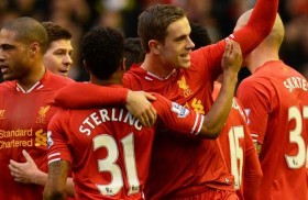 Raheem Sterling a Jordan Henderson se radují z branky Liverpoolu