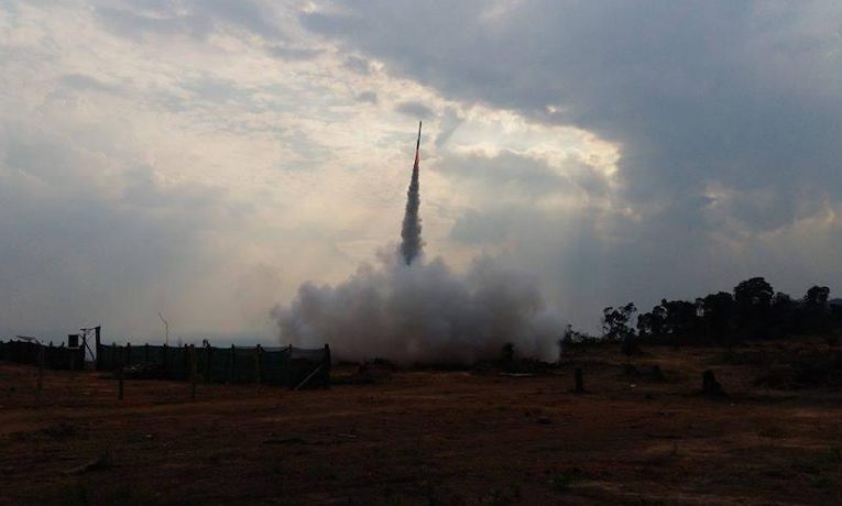 V Kambodže sází na podomácku vyráběné rakety. Výrobci na raketách docela slušně vydělávají.