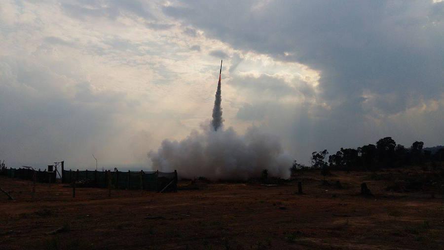 V Kambodže sází na podomácku vyráběné rakety. Výrobci na raketách docela slušně vydělávají.