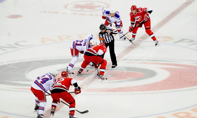 Carolina Hurricanes je jeden z mála týmů, který by podle předpovědi měl v příští sezóně zažít zlepšení výkonnosti.