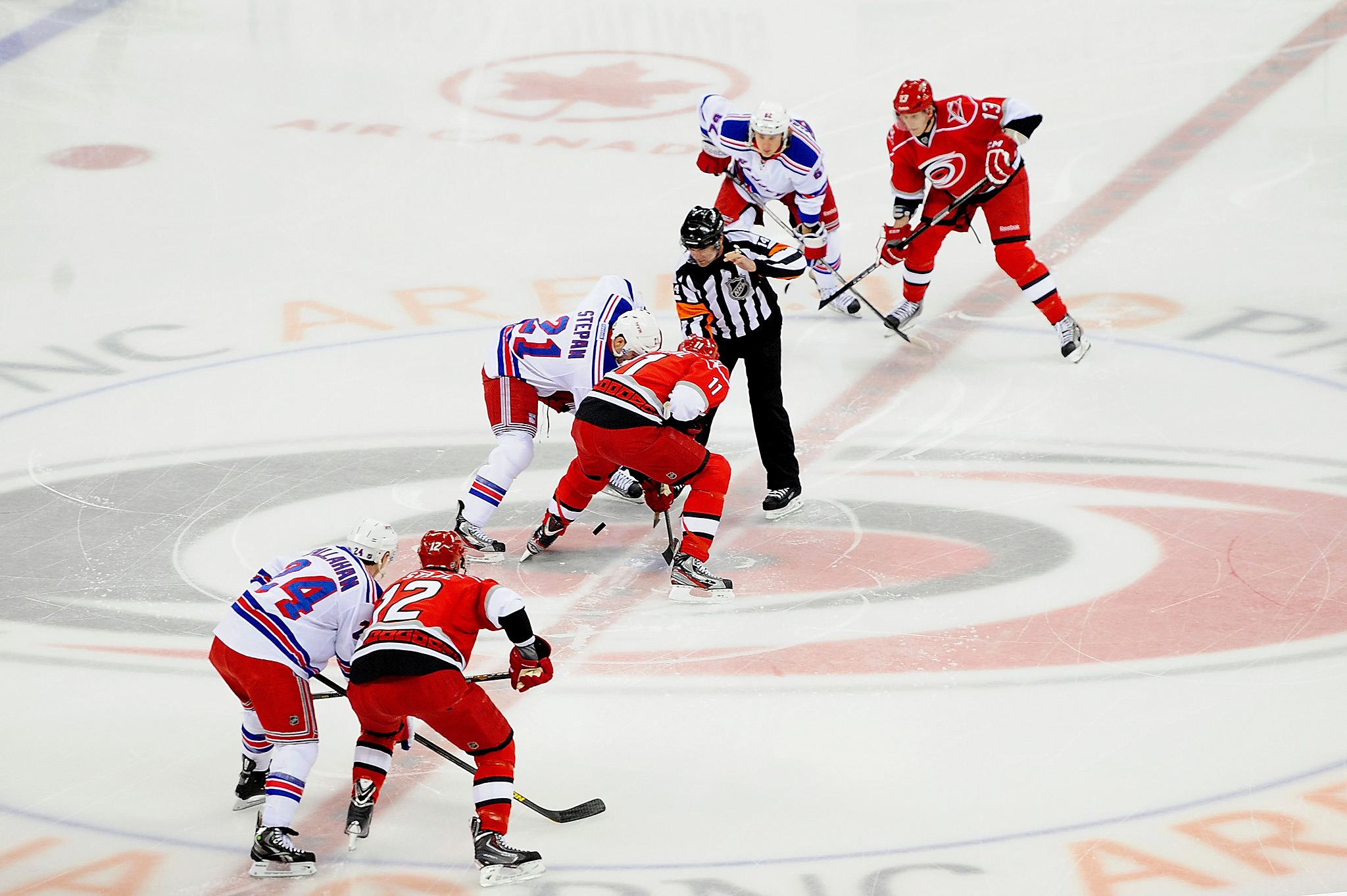 Carolina Hurricanes je jeden z mála týmů, který by podle předpovědi měl v příští sezóně zažít zlepšení výkonnosti.