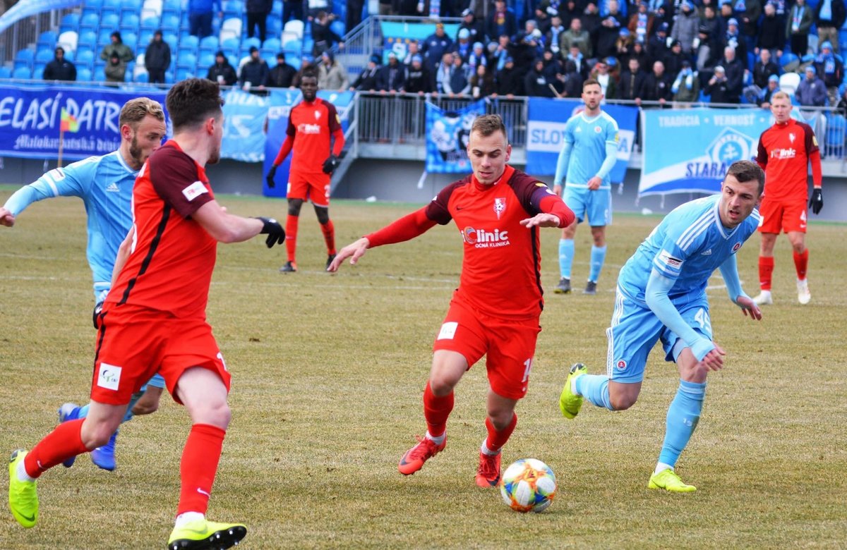 Slovan Bratislava by měl svého soupeře roznést na kopytech.