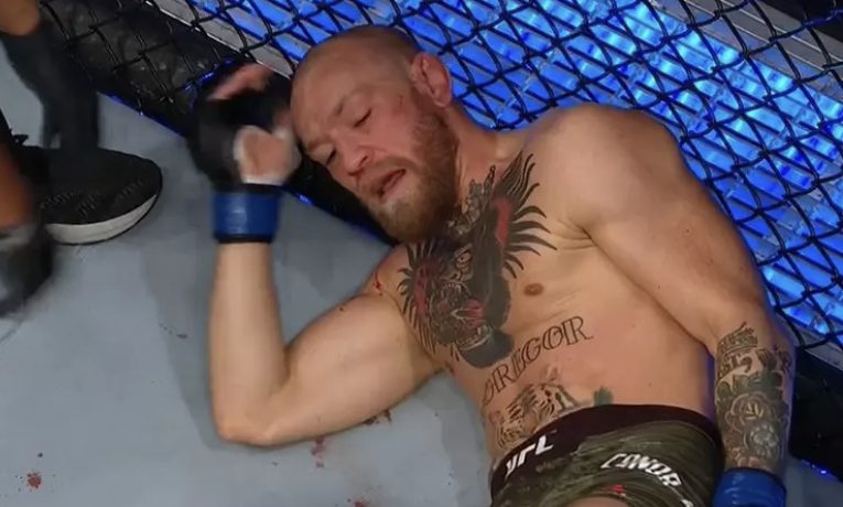 UFC 257: McGregor poprvé padnul na K.O. - video