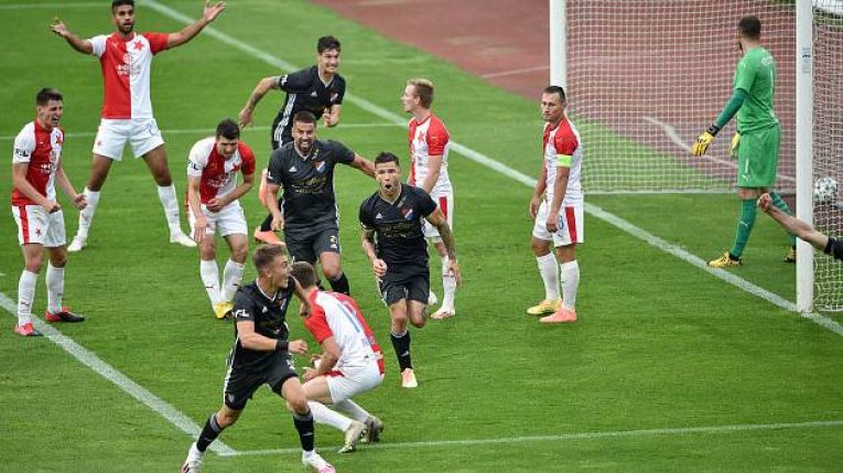 Fanouškovský šlágr Slavia-Baník uzavře 5. kolo. Odolají sešívaní rozjetým Chacharům?