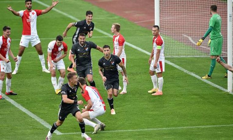 Fanouškovský šlágr Slavia-Baník uzavře 5. kolo. Odolají sešívaní rozjetým Chacharům?