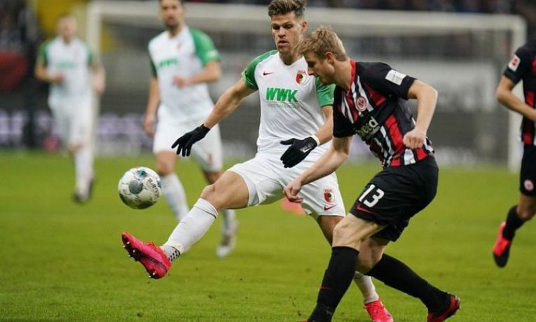 V neděli si to rozdají Augsburg a Frankfurt. Jeden o záchranu, druhý o poháry