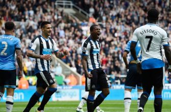 Kohouti jdou tvrdě za čtvrtým místem, nyní hostí Newcastle