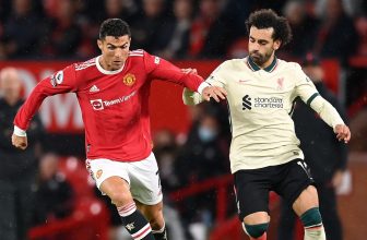 Největší anglické derby mezi United a Liverpoolem se hraje v pondělí večer