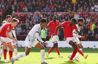 Liverpool chce doma jasně přehrát osmnáctý Nottingham, ten ale zuby nehty bojuje o udržení