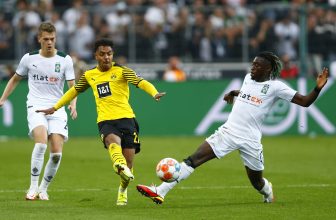 O titul bojující Dortmund vyzve Gladbach